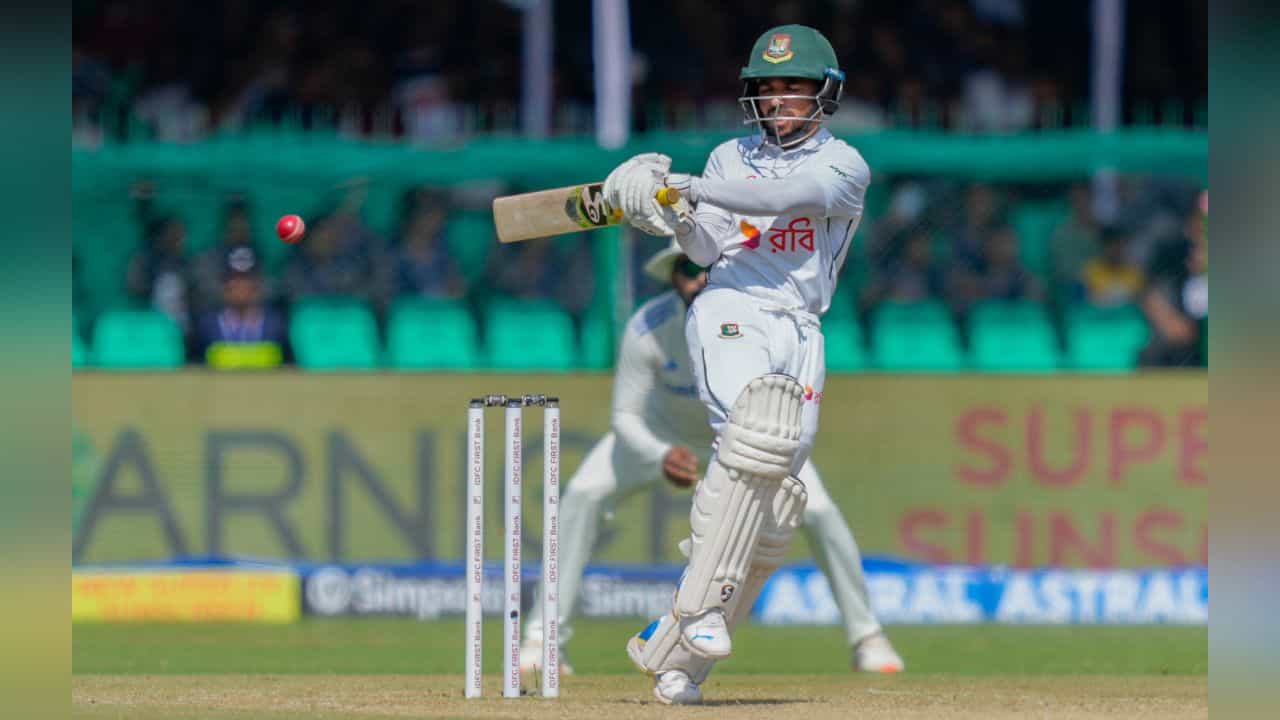 India vs Bangladesh: স্রোতের বিপরীতে দাঁড়িয়ে মোমিনুলের শতরান, দুশোর গণ্ডি পেরিয়ে লাঞ্চ বিরতিতে বাংলাদেশ India vs Bangladesh: স্রোতের বিপরীতে দাঁড়িয়ে মোমিনুলের শতরান, দুশোর গণ্ডি পেরিয়ে লাঞ্চ বিরতিতে বাংলাদেশ