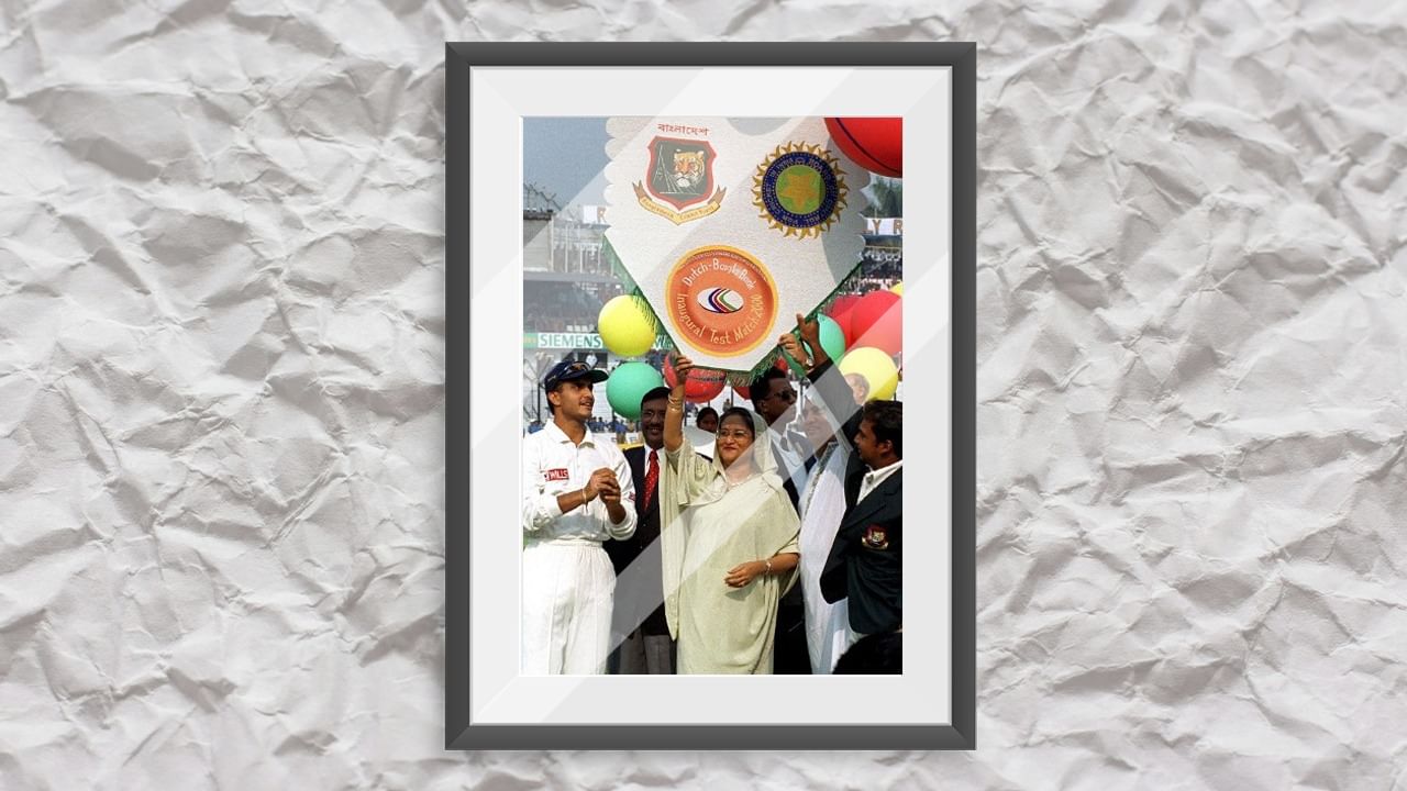 Bangladeshi Prime Minister Sheikh Hasina Wajed (C) releases a banner with colourful balloons 10 November 2000 in Dhaka