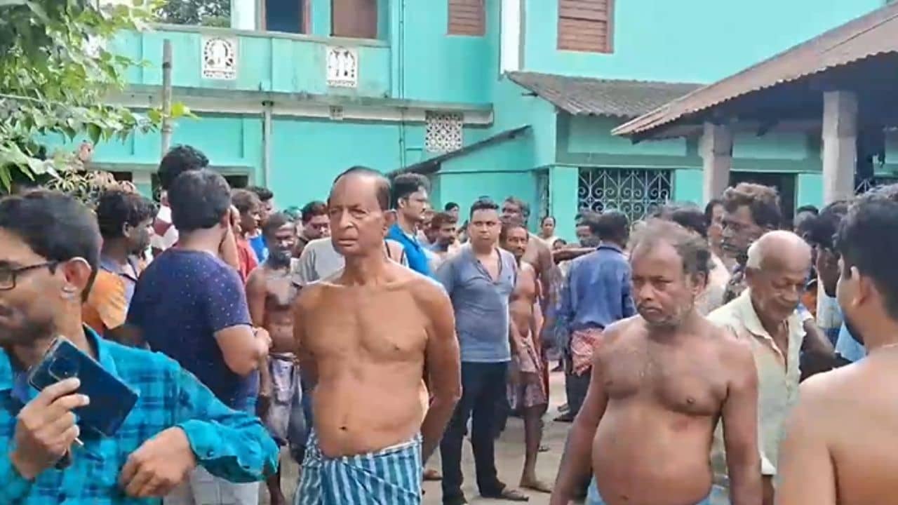 Bankura: দুই ছেলের চাকরির জন্য কর্মাধ্যক্ষকে ২০ লক্ষ টাকা দিয়েছিলেন প্রধানের স্বামী, প্রতারিত হয়ে আত্মঘাতী