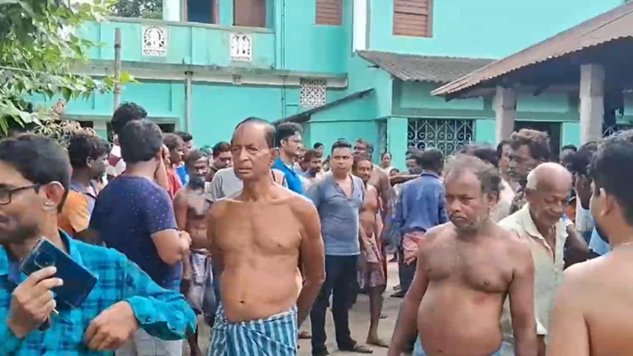 Bankura: দুই ছেলের চাকরির জন্য কর্মাধ্যক্ষকে ২০ লক্ষ টাকা দিয়েছিলেন প্রধানের স্বামী, প্রতারিত হয়ে আত্মঘাতী Bankura: দুই ছেলের চাকরির জন্য কর্মাধ্যক্ষকে ২০ লক্ষ টাকা দিয়েছিলেন প্রধানের স্বামী, প্রতারিত হয়ে আত্মঘাতী