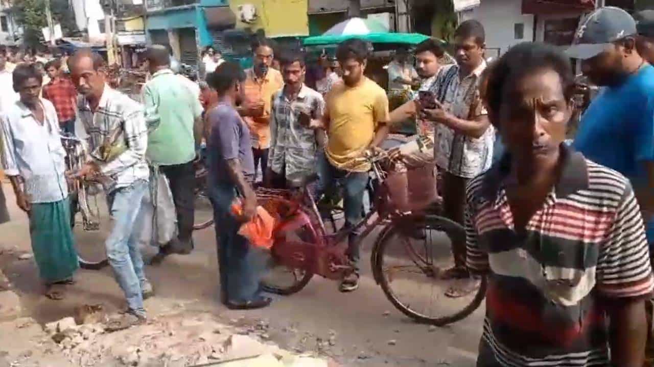 Bankura: সাতসকালে পুরসভার অদূরে নর্দমায় উদ্ধার ভ্রুণ, বালতি করে ফেলতে গিয়ে ধরা পড়ে গেলেন মহিলা Bankura: সাতসকালে পুরসভার অদূরে নর্দমায় উদ্ধার ভ্রুণ, বালতি করে ফেলতে গিয়ে ধরা পড়ে গেলেন মহিলা