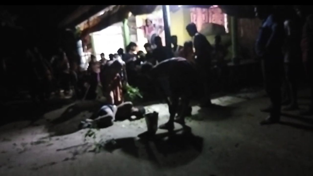 Gopalnagar: ভূতে ধরেছে, নিদান ওঝার, শুরু হয় কিশোরকে মারধর... খবর পেয়ে পুলিশ পৌঁছতেই... Gopalnagar: ভূতে ধরেছে, নিদান ওঝার, শুরু হয় কিশোরকে মারধর... খবর পেয়ে পুলিশ পৌঁছতেই...
