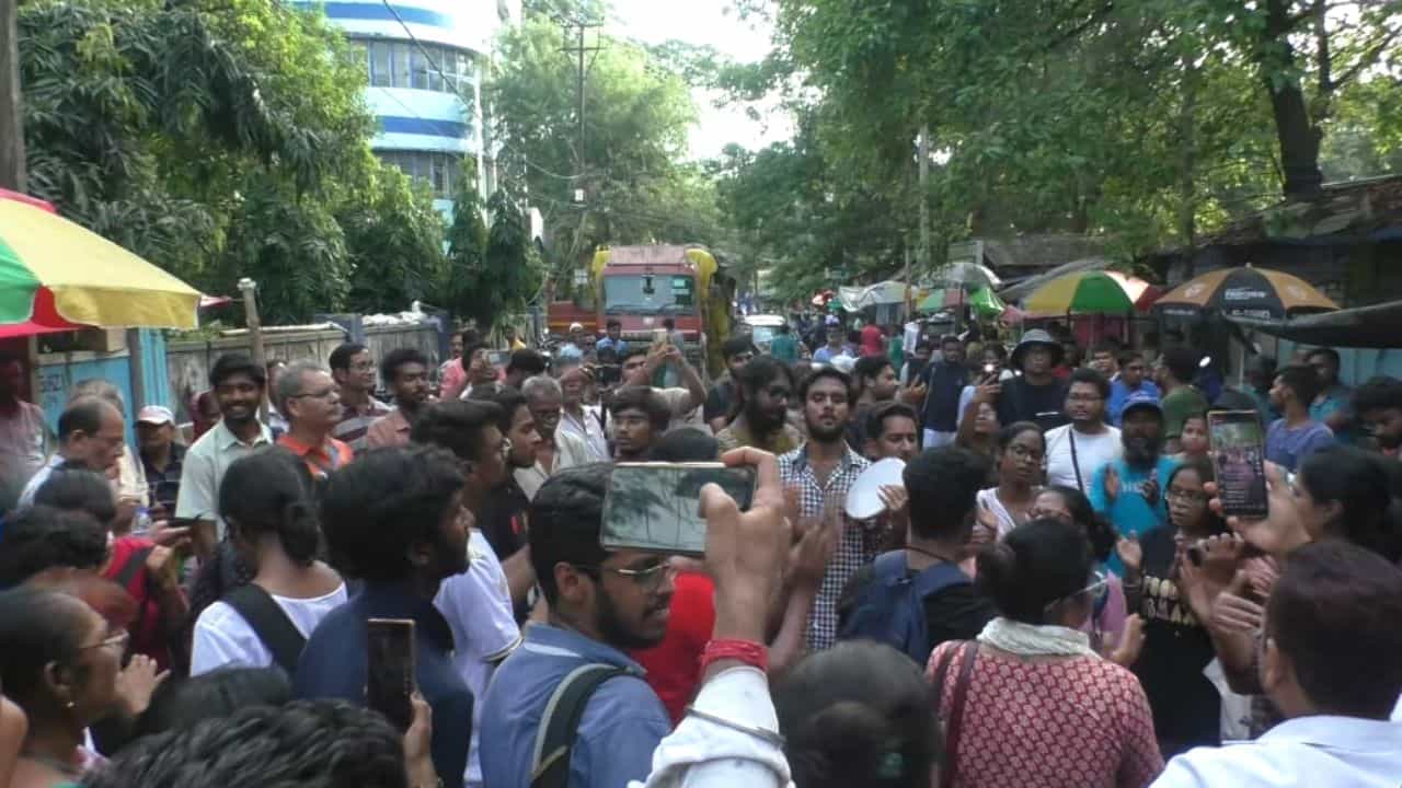 R G Kar Protest Barasat: রাত দখলে ধুন্ধুমার কাণ্ড বারাসতে, আদালতে মুখ পুড়ল পুলিশের R G Kar Protest Barasat: রাত দখলে ধুন্ধুমার কাণ্ড বারাসতে, আদালতে মুখ পুড়ল পুলিশের