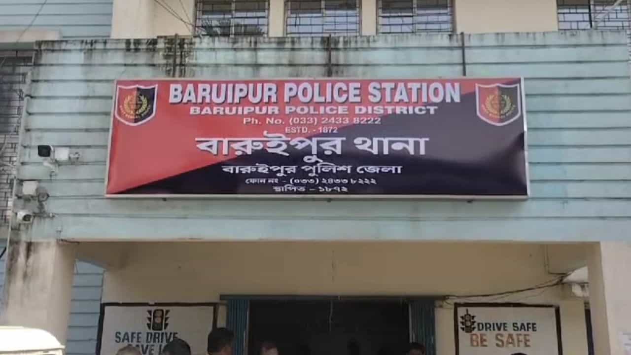 Baruipur: শিক্ষকই ভক্ষক? অষ্টম শ্রেণির ছাত্রীর শ্লীলতাহানির অভিযোগ স্কুলের স্যরের বিরুদ্ধে Baruipur: শিক্ষকই ভক্ষক? অষ্টম শ্রেণির ছাত্রীর শ্লীলতাহানির অভিযোগ স্কুলের স্যরের বিরুদ্ধে