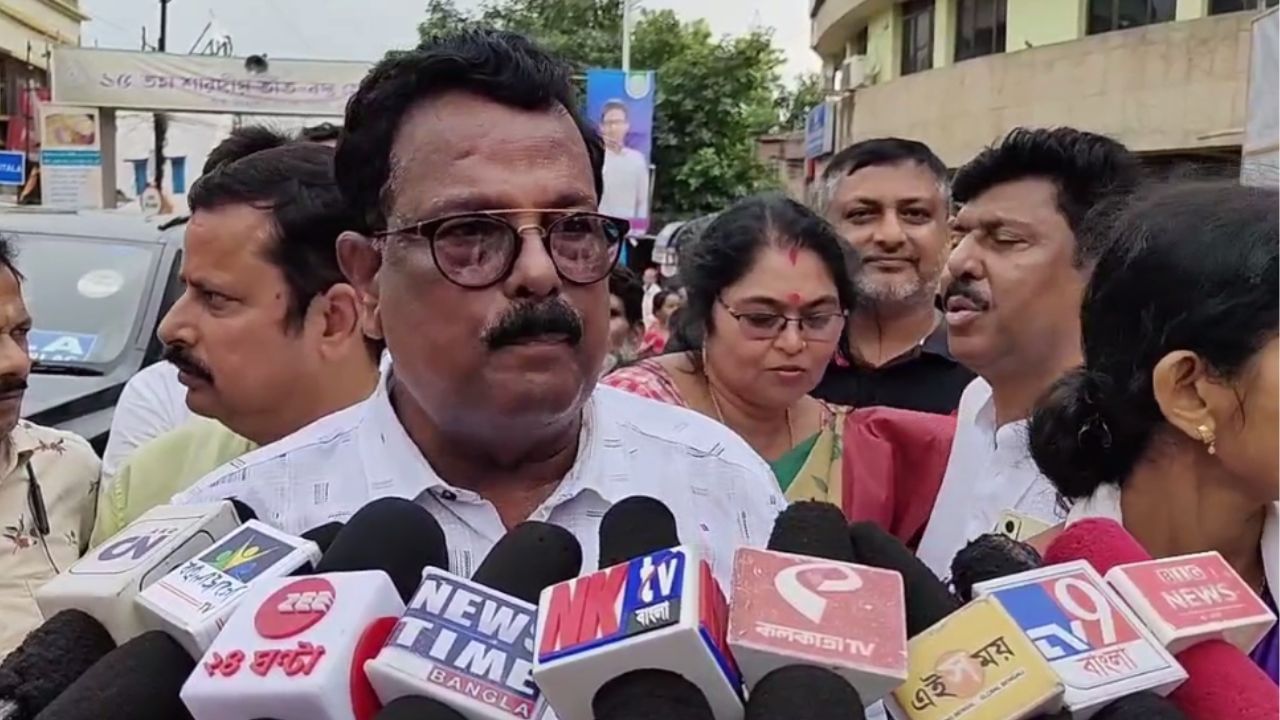 Birbhum: মুখ্যমন্ত্রীর বিরুদ্ধে কোনও কথা বললে জিভ ছিঁড়ে নেওয়ার হুমকি TMC বিধায়কের Birbhum: মুখ্যমন্ত্রীর বিরুদ্ধে কোনও কথা বললে জিভ ছিঁড়ে নেওয়ার হুমকি TMC বিধায়কের