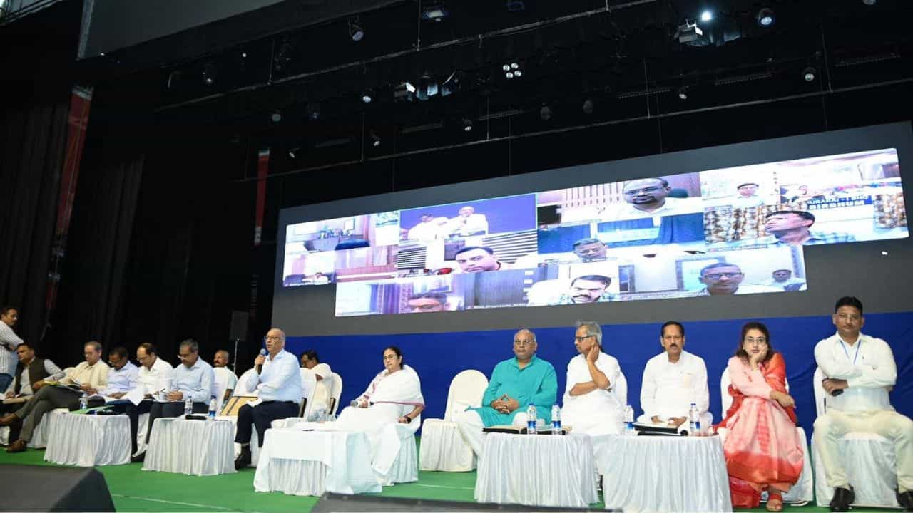 Mamata Banerjee: 'DVC-র সমন্বয় কমিটির তো কোনও প্রয়োজনীয়তাই নেই', আরও একবার দুষলেন মমতা Mamata Banerjee: 'DVC-র সমন্বয় কমিটির তো কোনও প্রয়োজনীয়তাই নেই', আরও একবার দুষলেন মমতা