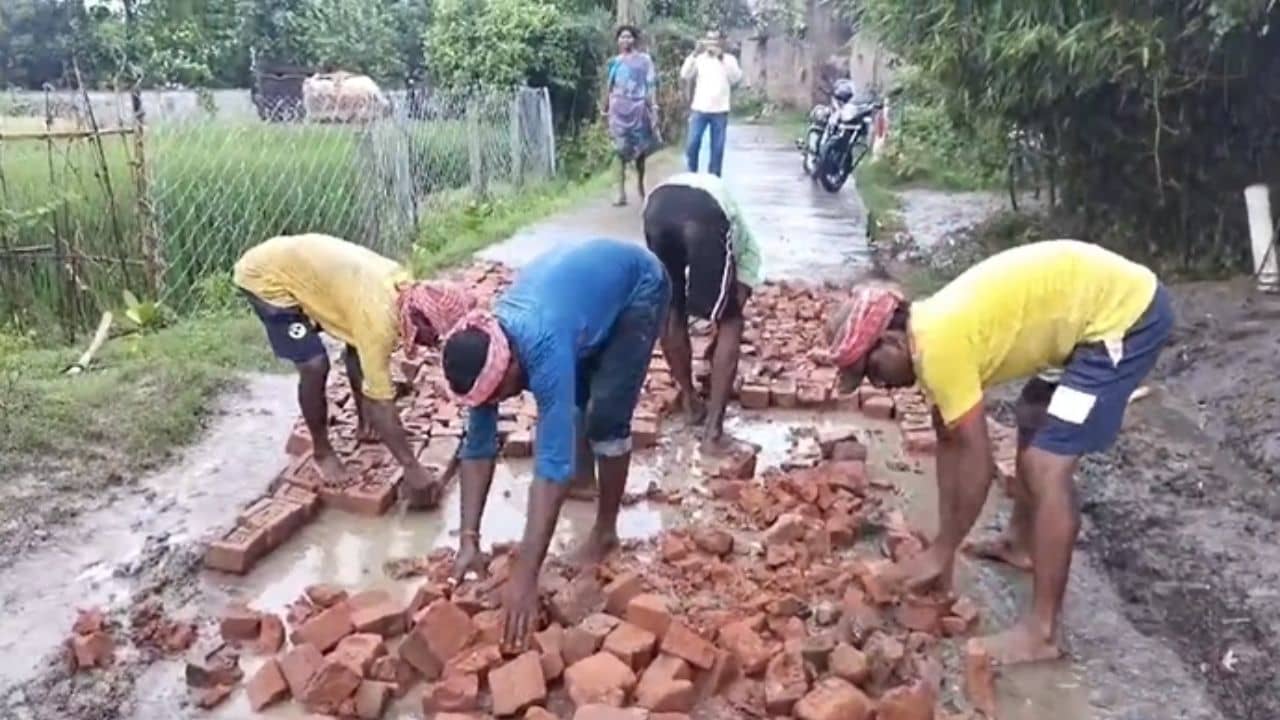 Burdwan: পূর্ত কর্মাধ্যক্ষদের জোর করে হাঁটিয়েছিলেন কাদা জলে, হাতনাতেই ফল পেলেন গ্রামবাসীরা