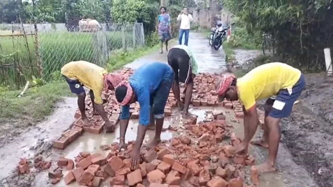 Burdwan: পূর্ত কর্মাধ্যক্ষদের জোর করে হাঁটিয়েছিলেন কাদা জলে, হাতনাতেই ফল পেলেন গ্রামবাসীরা Burdwan: পূর্ত কর্মাধ্যক্ষদের জোর করে হাঁটিয়েছিলেন কাদা জলে, হাতনাতেই ফল পেলেন গ্রামবাসীরা