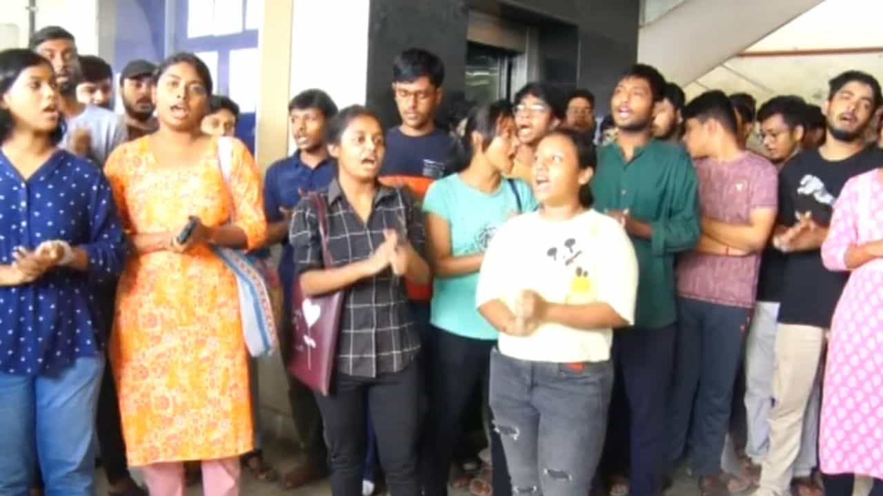 Burdwan Medical College: সরলেন ডিন, অভীক দে-র স্ত্রীর বদলি, একগুচ্ছ সিদ্ধান্ত বর্ধমান মেডিক্যালে Burdwan Medical College: সরলেন ডিন, অভীক দে-র স্ত্রীর বদলি, একগুচ্ছ সিদ্ধান্ত বর্ধমান মেডিক্যালে