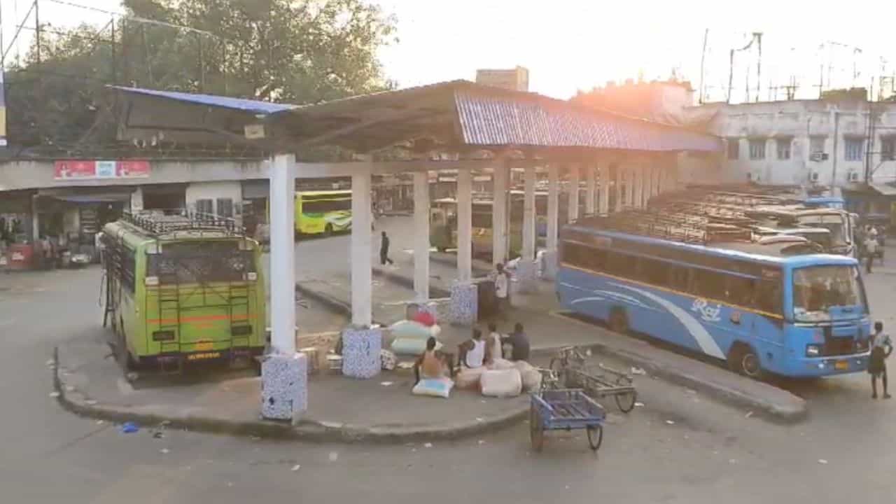 Balurghat: পুজোর মরশুমে হঠাৎ বাস ধর্মঘটের ডাক, কেন? Balurghat: পুজোর মরশুমে হঠাৎ বাস ধর্মঘটের ডাক, কেন?