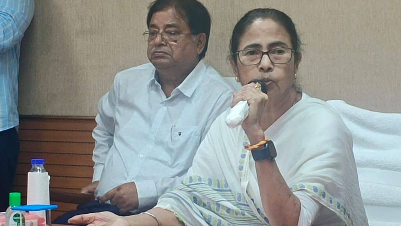 Mamata Banerjee slams Centre: বন্যা মোকাবিলায় টাকা দেয় না, ফরাক্কা ব্যারেজ ড্রেজিং করে না, কেন্দ্রকে আক্রমণ মমতার