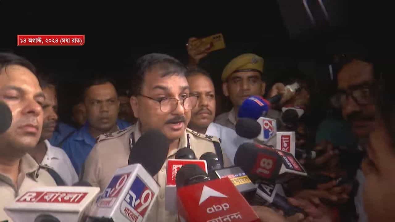 CP Vineet Kumar Goyal: টালা থানার প্রাক্তন OC-কে জিজ্ঞাসাবাদে কোন বড় তথ্য? এবার সিপি বিনীত গোয়েলকে নিয়ে বড় পদক্ষেপের পথে CBI CP Vineet Kumar Goyal: টালা থানার প্রাক্তন OC-কে জিজ্ঞাসাবাদে কোন বড় তথ্য? এবার সিপি বিনীত গোয়েলকে নিয়ে বড় পদক্ষেপের পথে CBI
