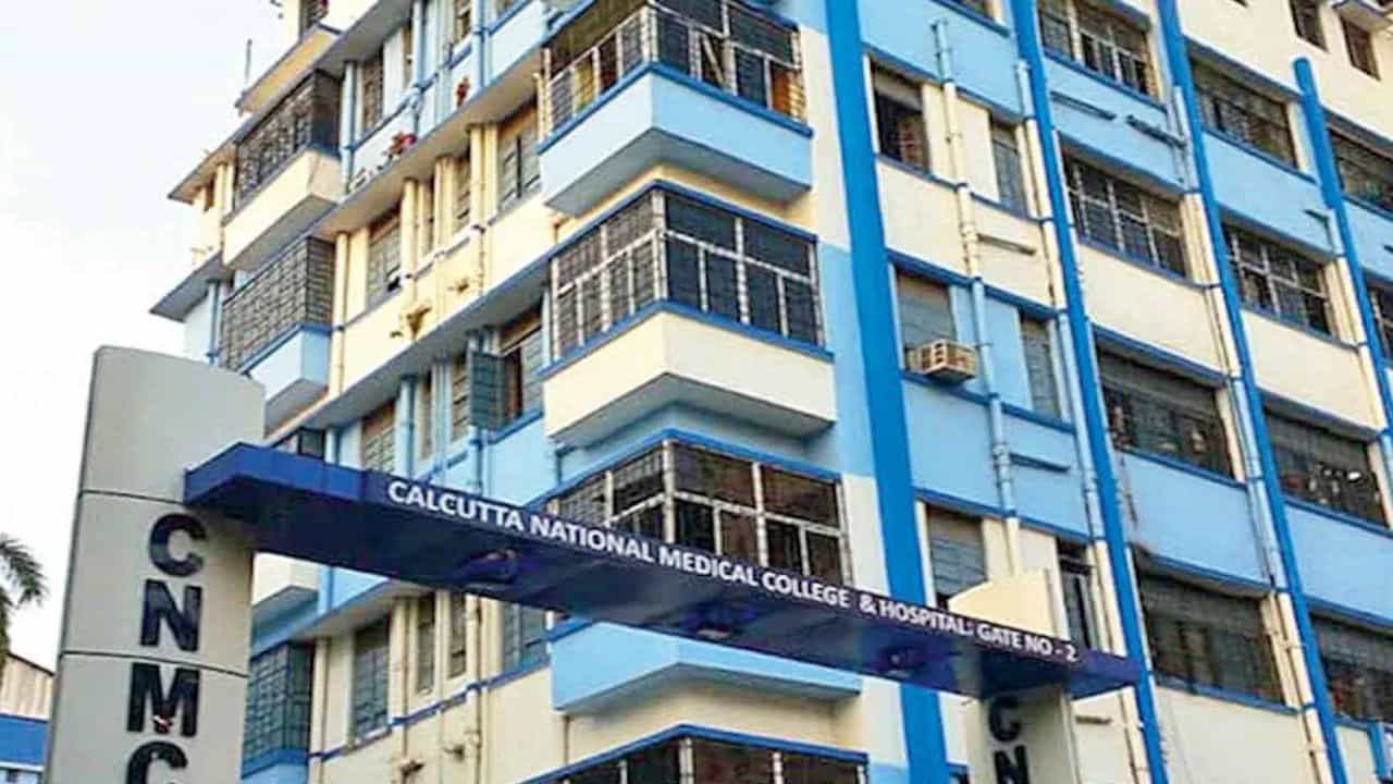 Calcutta National Medical College: রোগীকে নিয়ে সটান এমারজেন্সি সার্জারি রুমে, দাবি না মানায় চিকিৎসকদের গালিগালাজ Calcutta National Medical College: রোগীকে নিয়ে সটান এমারজেন্সি সার্জারি রুমে, দাবি না মানায় চিকিৎসকদের গালিগালাজ