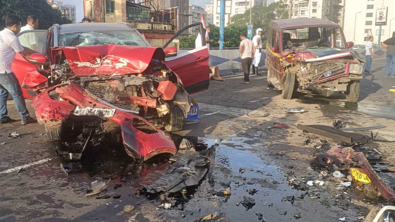 Car Accident: দুমড়ানো বনেট, বেরিয়ে এসেছে এয়ারব্যাগও! এজেসি বোস ফ্লাইওভারে মুখোমুখি সংঘর্ষ ২ গাড়ির, আহত একাধিক Car Accident: দুমড়ানো বনেট, বেরিয়ে এসেছে এয়ারব্যাগও! এজেসি বোস ফ্লাইওভারে মুখোমুখি সংঘর্ষ ২ গাড়ির, আহত একাধিক