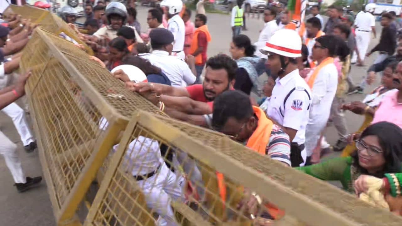 BJP: ব্যারিকেড ভাঙতেই পরিস্থিতি তপ্ত, বিজেপির ডিএম অফিস ঘেরাও অভিযানে ধুন্ধুমার