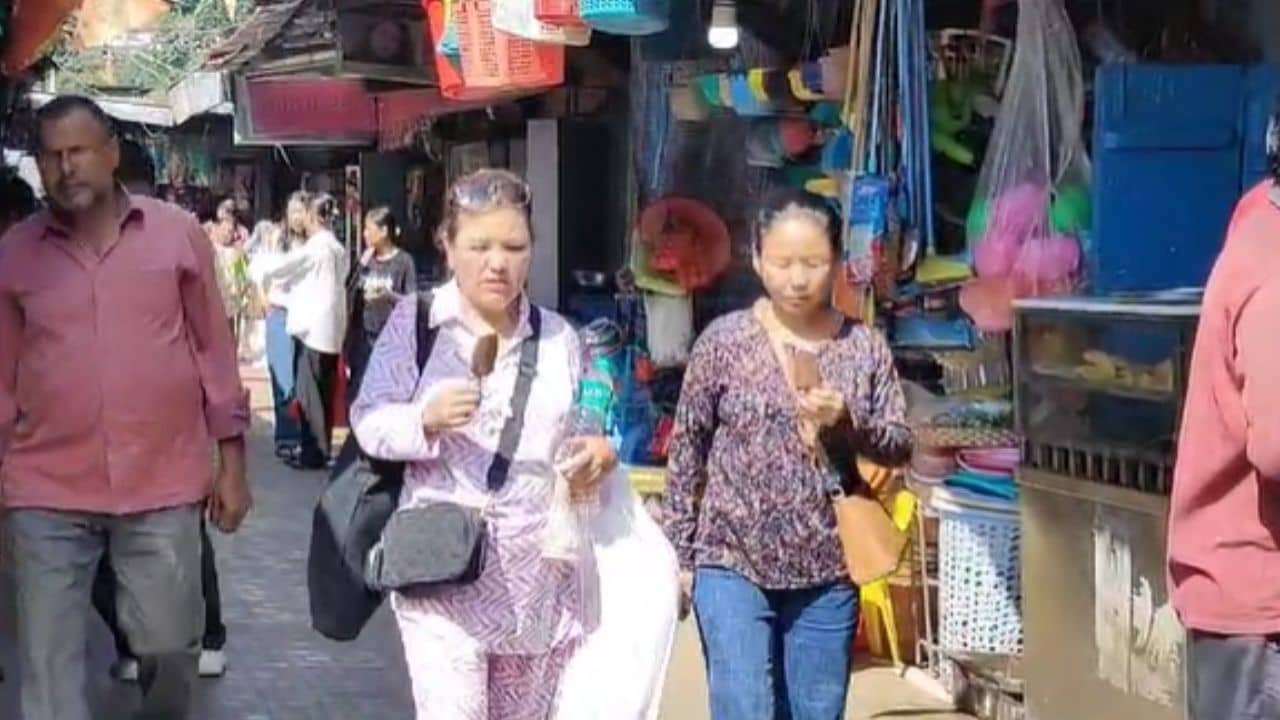 Weather Update: ঠান্ডা খুঁজতে এখন দার্জিলিং না যাওয়াই ভাল, ৪০ ছুঁইছুঁই তাপমাত্রা