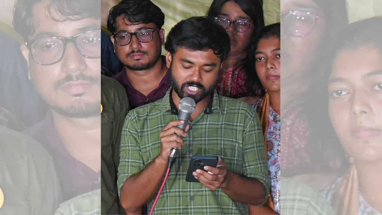 Junior Doctor's Protest: দৃশ্যত রোগা ছিপছিপে, ঝাঁঝালো কণ্ঠ, এক সময় দাদাগিরির মঞ্চ থেকে পেয়েছেন পুরষ্কার, জুনিয়র ডাক্তার দেবাশিসকে চেনেন? Junior Doctor's Protest: দৃশ্যত রোগা ছিপছিপে, ঝাঁঝালো কণ্ঠ, এক সময় দাদাগিরির মঞ্চ থেকে পেয়েছেন পুরষ্কার, জুনিয়র ডাক্তার দেবাশিসকে চেনেন?