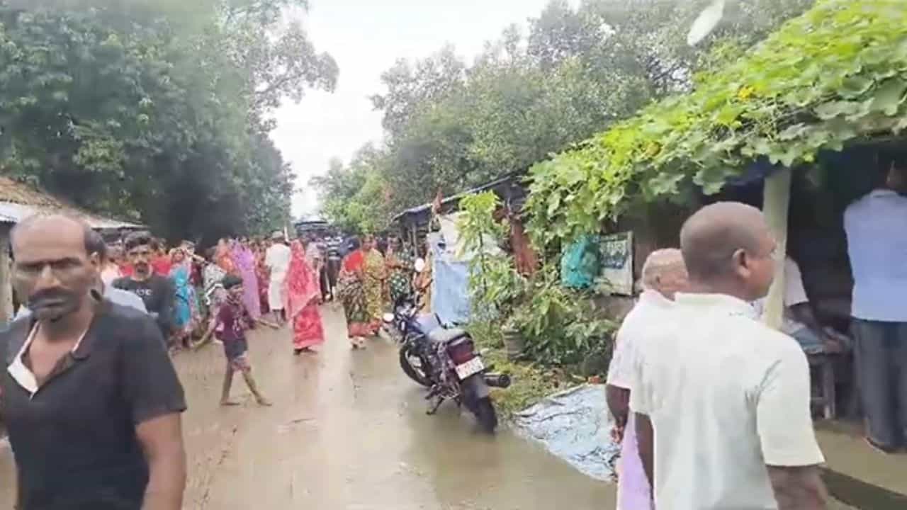 South 24 Parganas: বাড়ির ভিতর থেকে দম্পতির দেহ উদ্ধার, চাঞ্চল্য South 24 Parganas: বাড়ির ভিতর থেকে দম্পতির দেহ উদ্ধার, চাঞ্চল্য