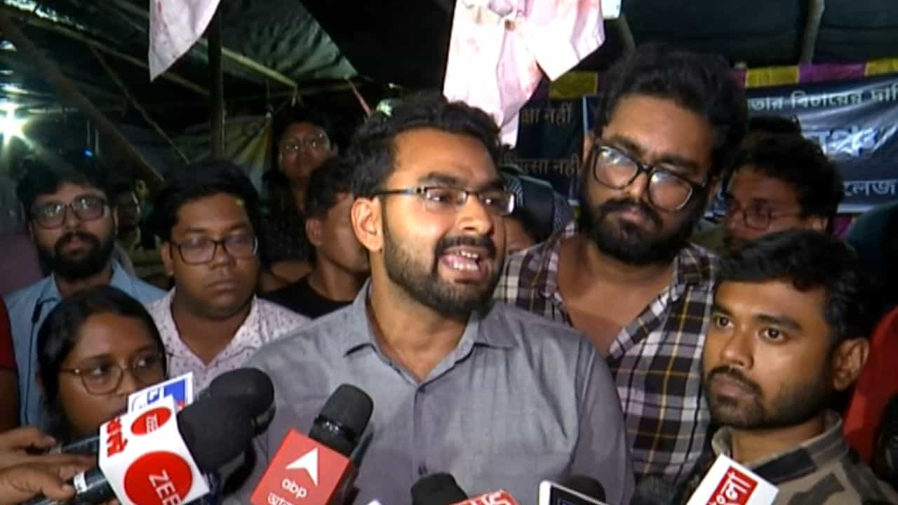 Junior Doctor's Protest: বড় ঘোষণা জুনিয়র ডাক্তারদের, সোমবার থেকে রাজ্যজুড়ে পূর্ণ কর্মবিরতির হুঁশিয়ারি Junior Doctor's Protest: বড় ঘোষণা জুনিয়র ডাক্তারদের, সোমবার থেকে রাজ্যজুড়ে পূর্ণ কর্মবিরতির হুঁশিয়ারি