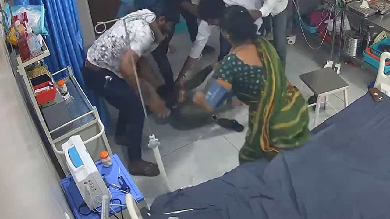 Doctor thrashed: রোগীর পরিজনদের জুতো খুলতে বলেছিলেন, হাসপাতালে চিকিৎসককে বেধড়ক মার Doctor thrashed: রোগীর পরিজনদের জুতো খুলতে বলেছিলেন, হাসপাতালে চিকিৎসককে বেধড়ক মার