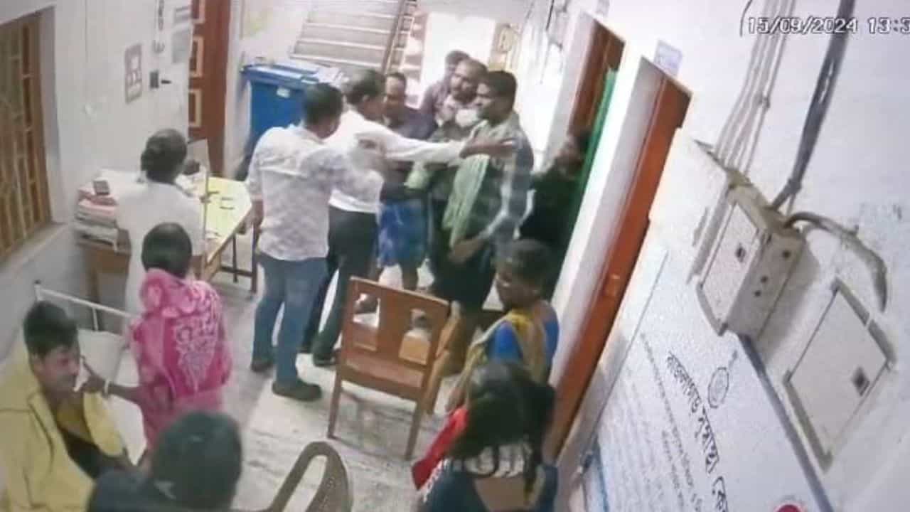 Doctors Harassment: ভগবানপুরে ধুন্ধুমার, চিকিৎসককে মারধরের অভিযোগ উঠল Doctors Harassment: ভগবানপুরে ধুন্ধুমার, চিকিৎসককে মারধরের অভিযোগ উঠল