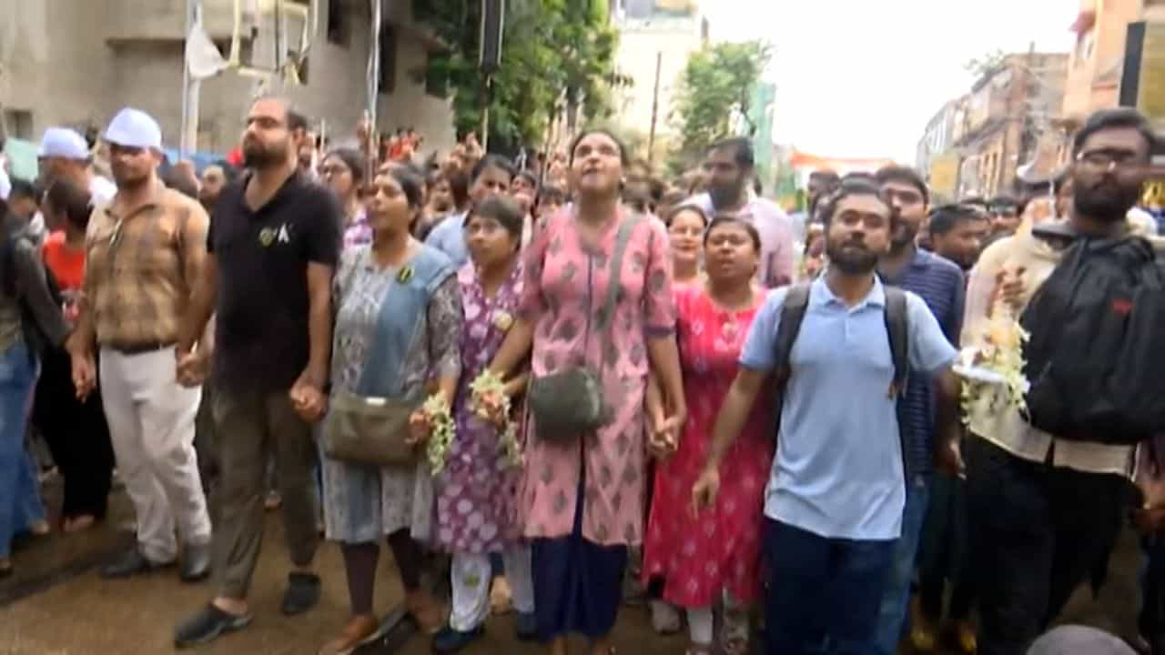 Doctor's Protest: 'অপারেশন' সাকসেসফুল ! ২২ ঘণ্টা পর স্নায়ুযুদ্ধে 'জিতলেন' ডাক্তাররা Doctor's Protest: 'অপারেশন' সাকসেসফুল ! ২২ ঘণ্টা পর স্নায়ুযুদ্ধে 'জিতলেন' ডাক্তাররা