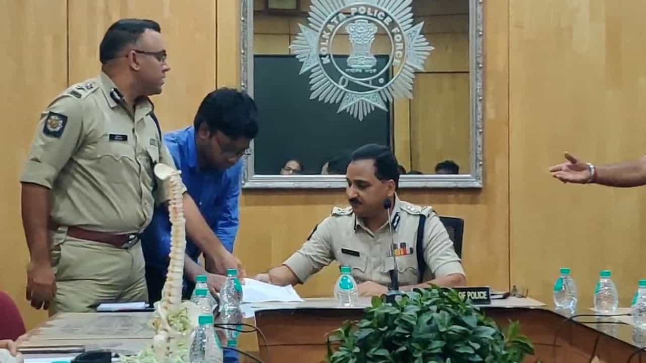 Doctor's On Kolkata Police: 'স্যর ইস্তফা নিয়ে কী ভাবছেন?' ডাক্তারদের প্রশ্নে বিনীত গোয়েল বললেন... Doctor's On Kolkata Police: 'স্যর ইস্তফা নিয়ে কী ভাবছেন?' ডাক্তারদের প্রশ্নে বিনীত গোয়েল বললেন...