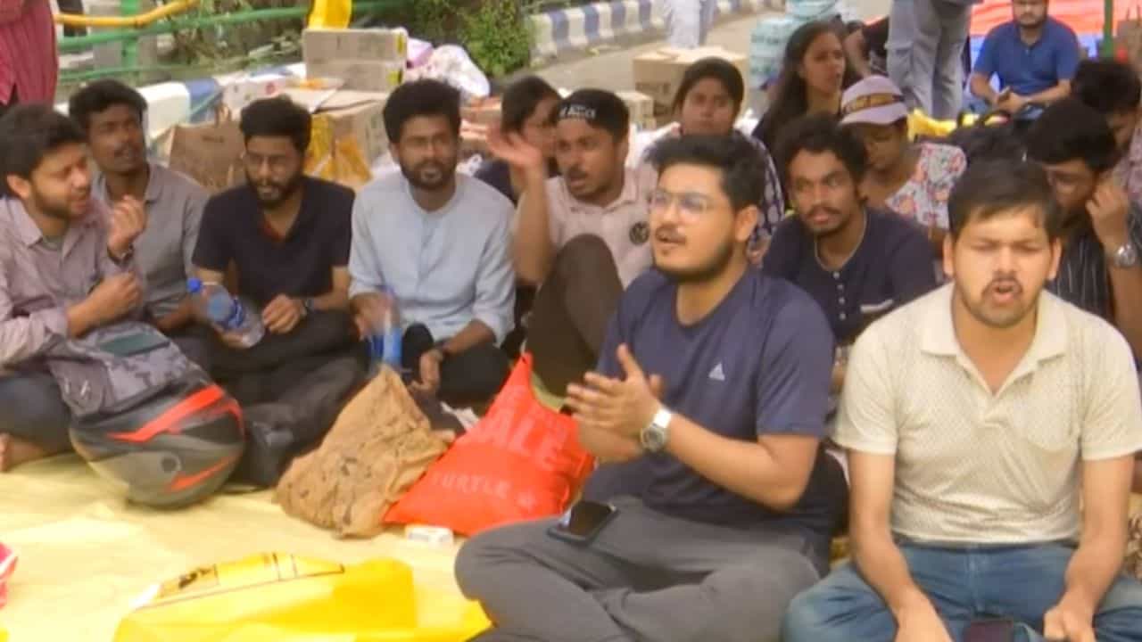 Doctor's Protest: যদি বিক্ষোভরত জুনিয়র ডাক্তারদের বিরুদ্ধে ব্যবস্থা নেওয়া হয় তবে..., চরম 'হুঁশিয়ারি' কেন্দ্রীয় চিকিৎসক সংগঠনের Doctor's Protest: যদি বিক্ষোভরত জুনিয়র ডাক্তারদের বিরুদ্ধে ব্যবস্থা নেওয়া হয় তবে..., চরম 'হুঁশিয়ারি' কেন্দ্রীয় চিকিৎসক সংগঠনের