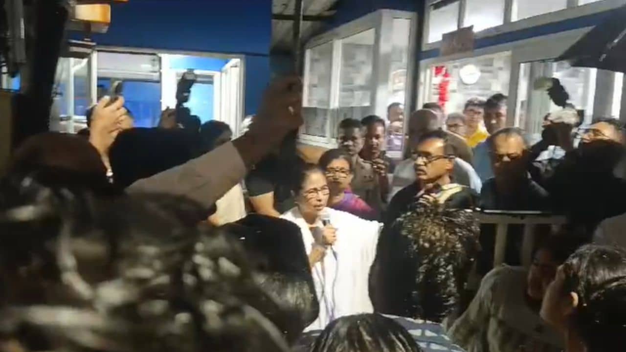LIVE: ...তাহলে এক কাপ চা খেয়ে যাও: মমতা