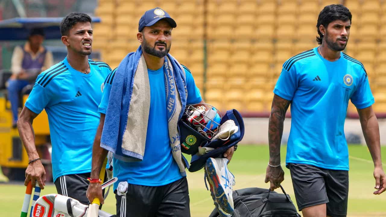 Duleep Trophy 2024: এক টেস্টের অভিজ্ঞতা, আকাশে সাফল্যের দীপ জ্বালানোই লক্ষ্য বাংলার পেসারের Duleep Trophy 2024: এক টেস্টের অভিজ্ঞতা, আকাশে সাফল্যের দীপ জ্বালানোই লক্ষ্য বাংলার পেসারের