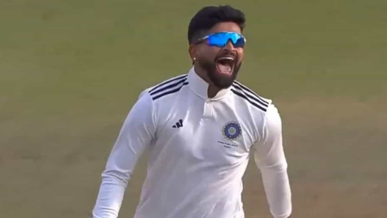 Shreyas Iyer ভিডিয়ো: প্রথম বলেই উইকেট শ্রেয়স আইয়ারের, আনন্দে আত্মহারা Shreyas Iyer ভিডিয়ো: প্রথম বলেই উইকেট শ্রেয়স আইয়ারের, আনন্দে আত্মহারা