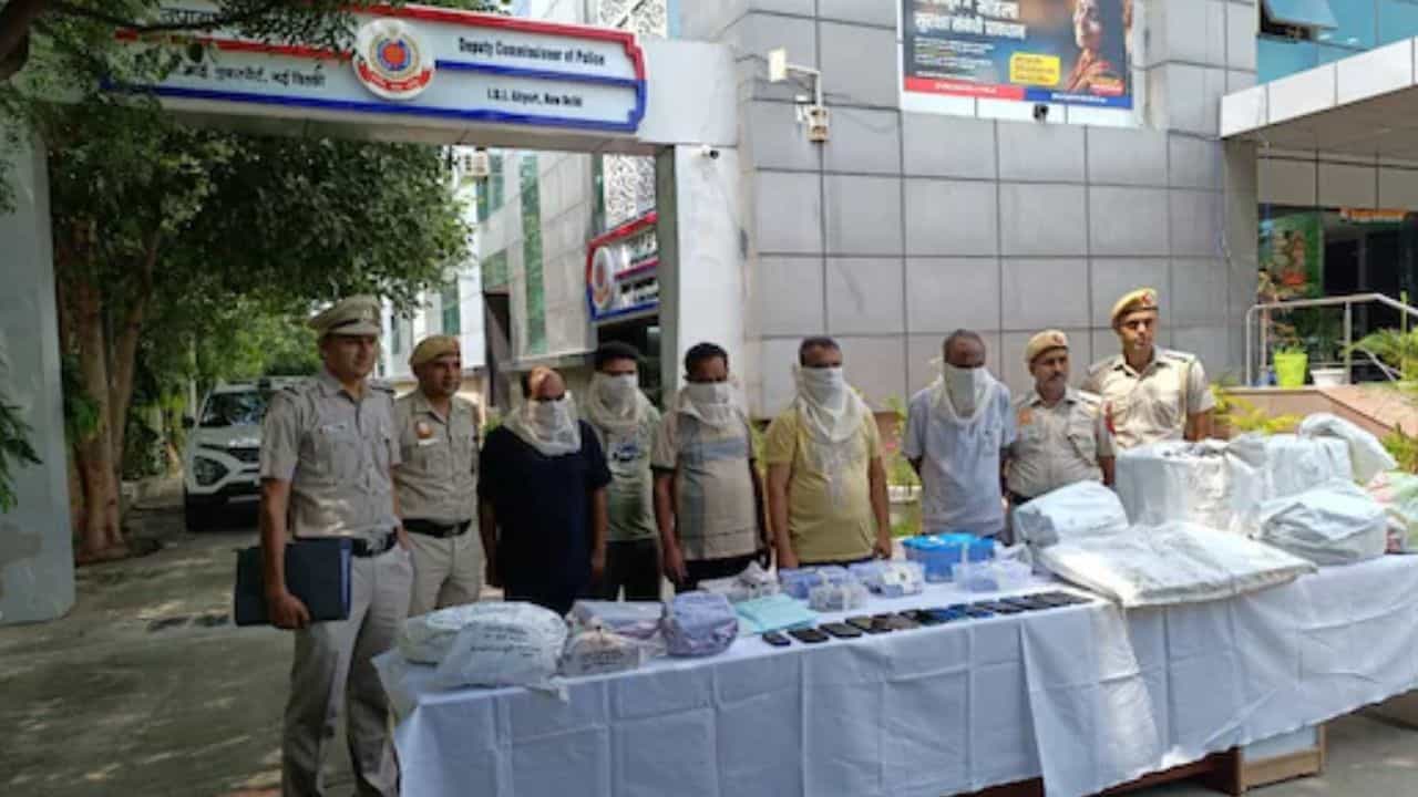 Fake Document Unit Busted: ৫ বছরে ৫ হাজার 'ভিসা', পকেটে ৩০০ কোটি টাকা, চোখ কপালে পুলিশের Fake Document Unit Busted: ৫ বছরে ৫ হাজার 'ভিসা', পকেটে ৩০০ কোটি টাকা, চোখ কপালে পুলিশের