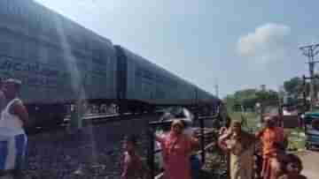 Train Accident: চলন্ত ট্রেনে ইঞ্জিন থেকে বিচ্ছিন্ন হয়ে গেল বগি! ছুটির সকালে ভয়ঙ্কর কাণ্ড ফরাক্কায়