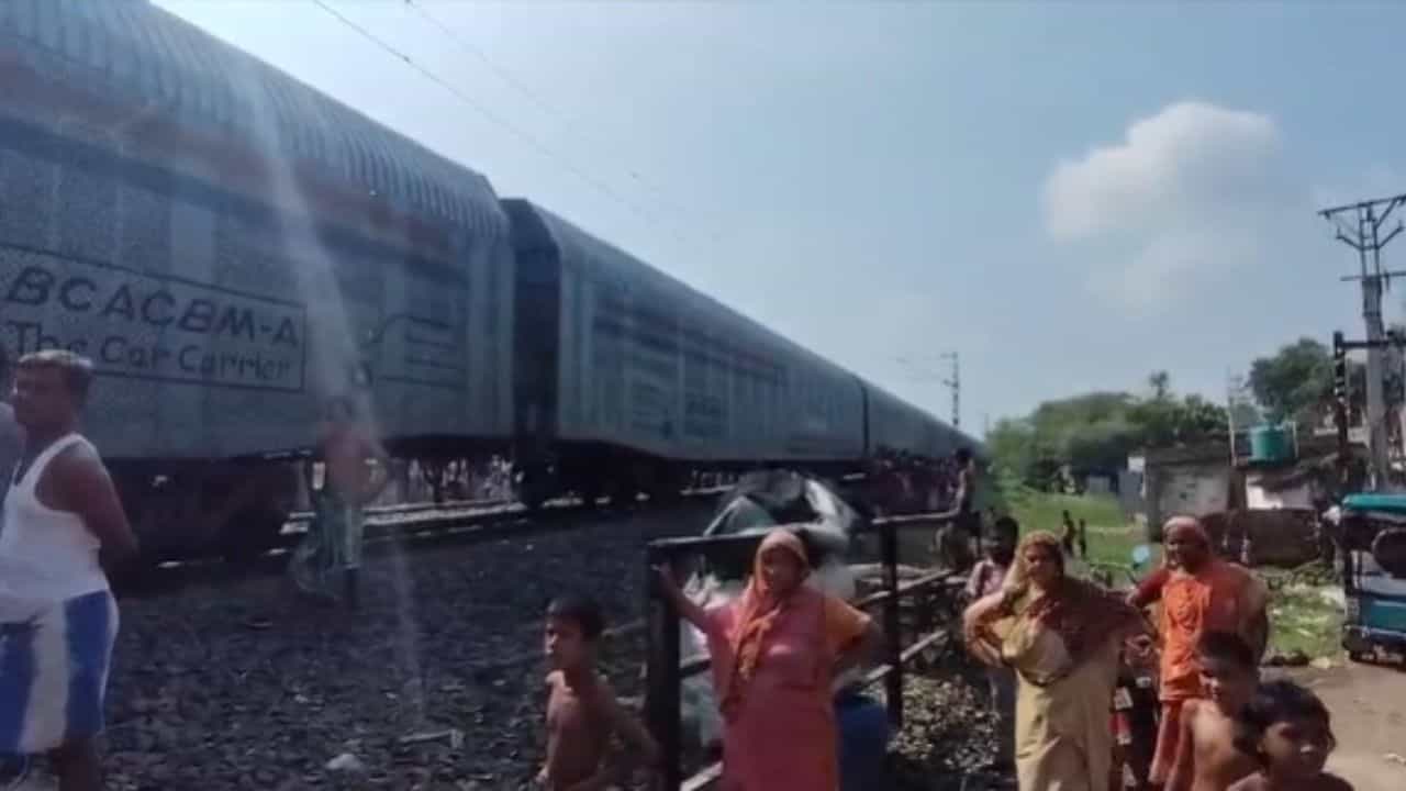 Train Accident: চলন্ত ট্রেনে ইঞ্জিন থেকে বিচ্ছিন্ন হয়ে গেল বগি! ছুটির সকালে ভয়ঙ্কর কাণ্ড ফরাক্কায় Train Accident: চলন্ত ট্রেনে ইঞ্জিন থেকে বিচ্ছিন্ন হয়ে গেল বগি! ছুটির সকালে ভয়ঙ্কর কাণ্ড ফরাক্কায়