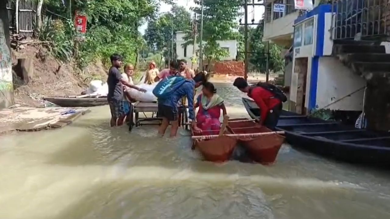 Medinipur: নামতে শুরু করেছে জল, ত্রাণ নিয়ে এখনও ক্ষোভ