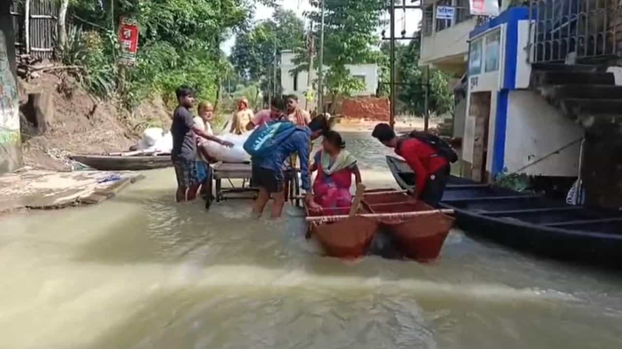 Medinipur: নামতে শুরু করেছে জল, ত্রাণ নিয়ে এখনও ক্ষোভ Medinipur: নামতে শুরু করেছে জল, ত্রাণ নিয়ে এখনও ক্ষোভ