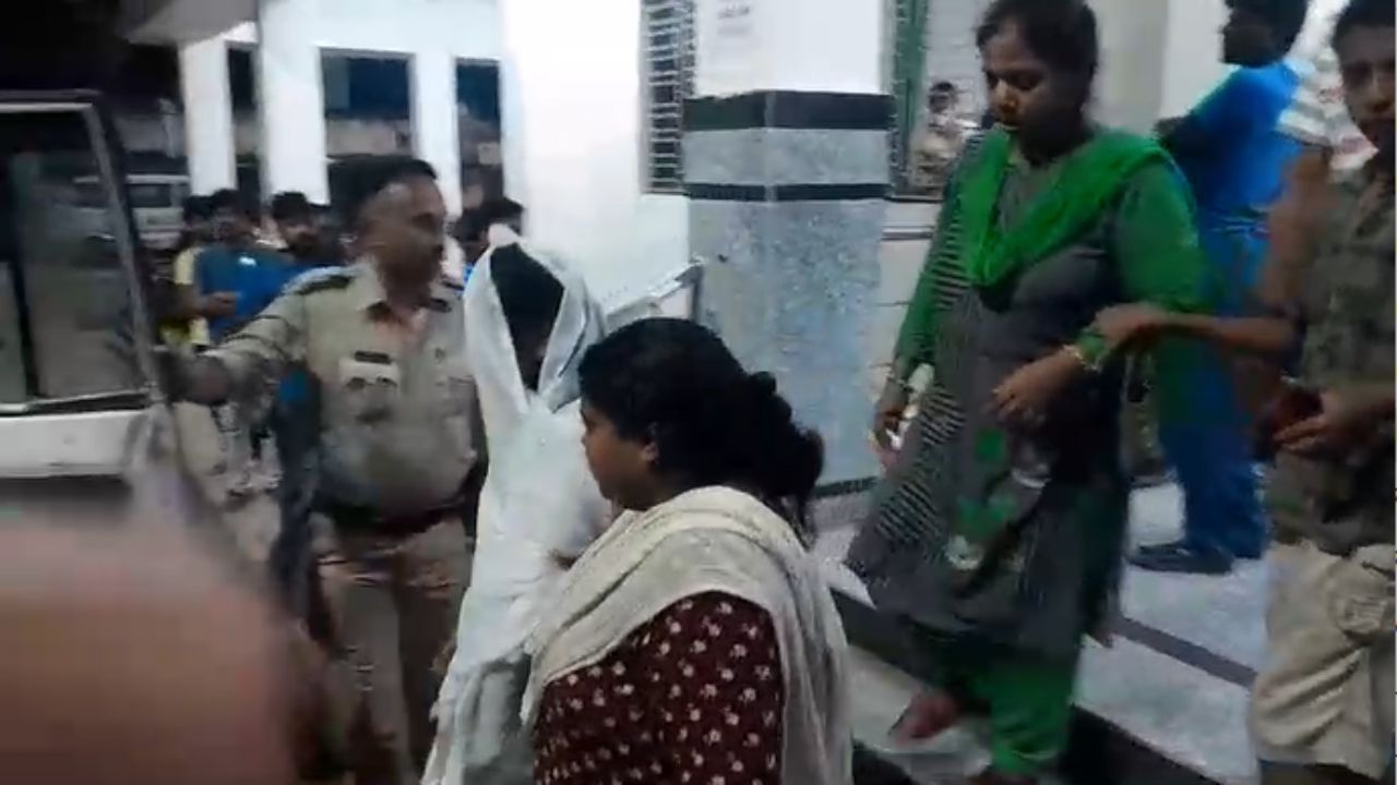 Hooghly: বিডিও অফিসের সামনে থেকেই অর্ধনগ্ন অবস্থায় নবম শ্রেণির ছাত্রী উদ্ধার Hooghly: বিডিও অফিসের সামনে থেকেই অর্ধনগ্ন অবস্থায় নবম শ্রেণির ছাত্রী উদ্ধার