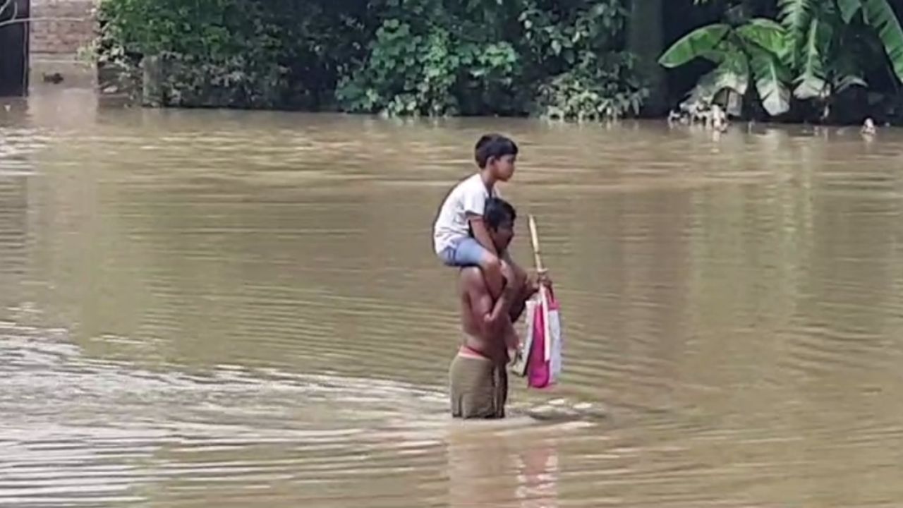 Hooghly: চারিদিকে শুধু জল আর জল, হুগলির অবস্থা দেখুন...