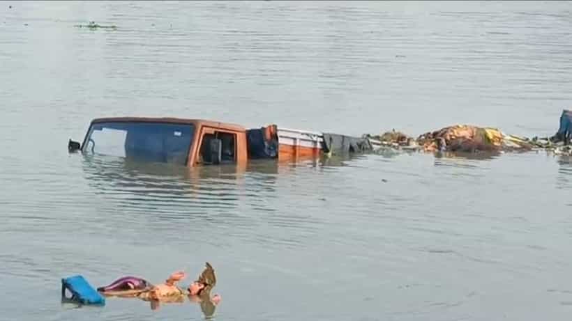 Howrah: আচমকাই বিশ্বকর্মা প্রতিমা সমেত লরি গিয়ে পড়ল গঙ্গায়, তারপর...