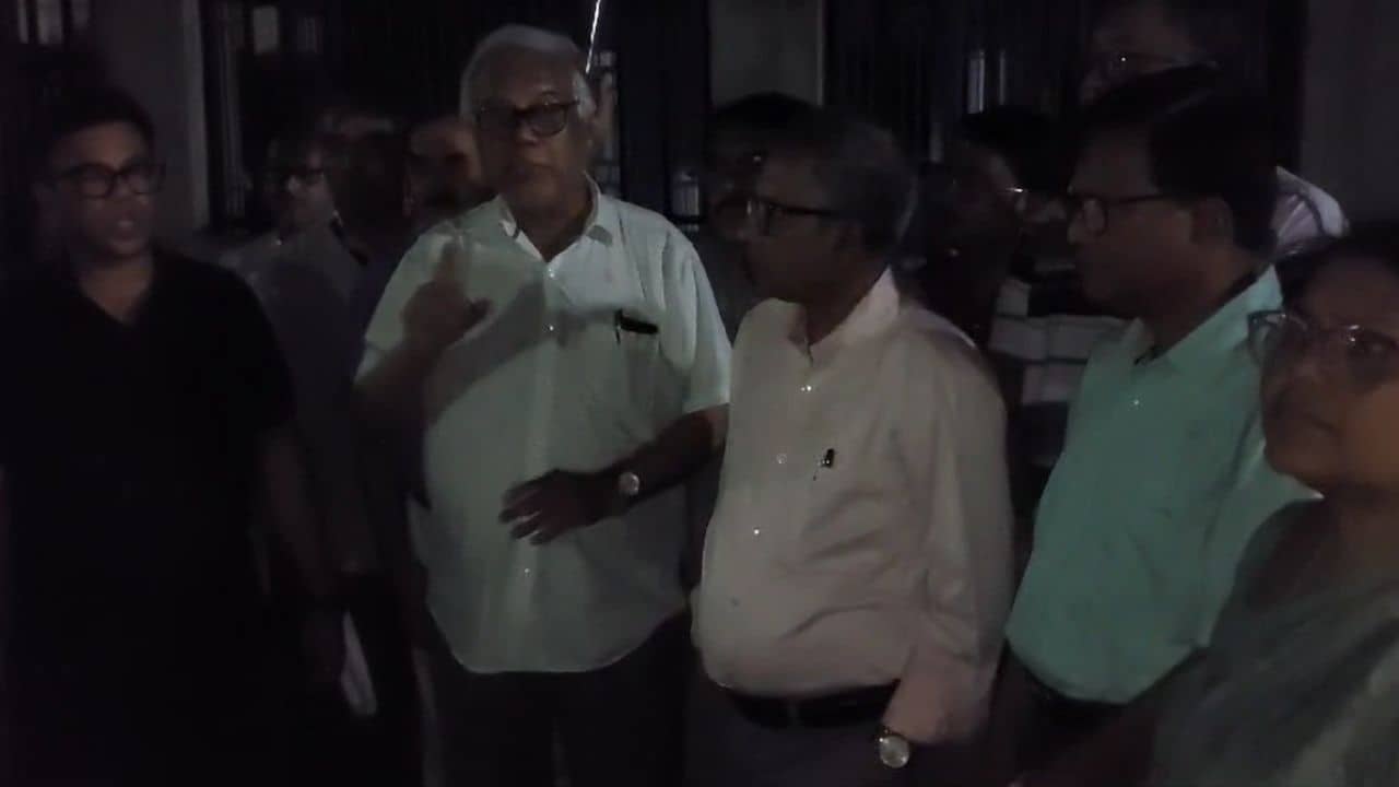 Locked in IMA office in Jalpaiguri: উত্তরবঙ্গ লবি ঘিরে বাড়ছে উত্তাপ, জলপাইগুড়ির IMA অফিসে তালা, বৃষ্টিতে ভিজে বৈঠক রাস্তায়