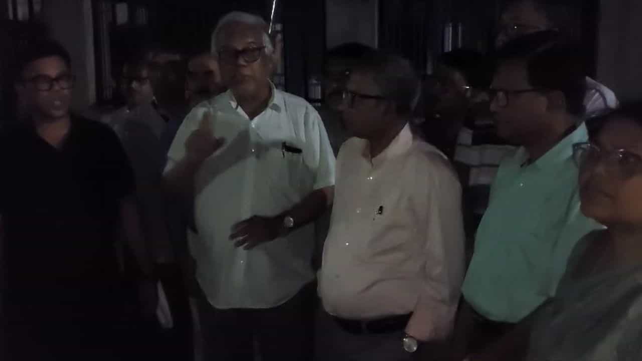 Locked in IMA office in Jalpaiguri: 'উত্তরবঙ্গ লবি' ঘিরে বাড়ছে উত্তাপ, জলপাইগুড়ির IMA অফিসে তালা, বৃষ্টিতে ভিজে বৈঠক রাস্তায় Locked in IMA office in Jalpaiguri: 'উত্তরবঙ্গ লবি' ঘিরে বাড়ছে উত্তাপ, জলপাইগুড়ির IMA অফিসে তালা, বৃষ্টিতে ভিজে বৈঠক রাস্তায়