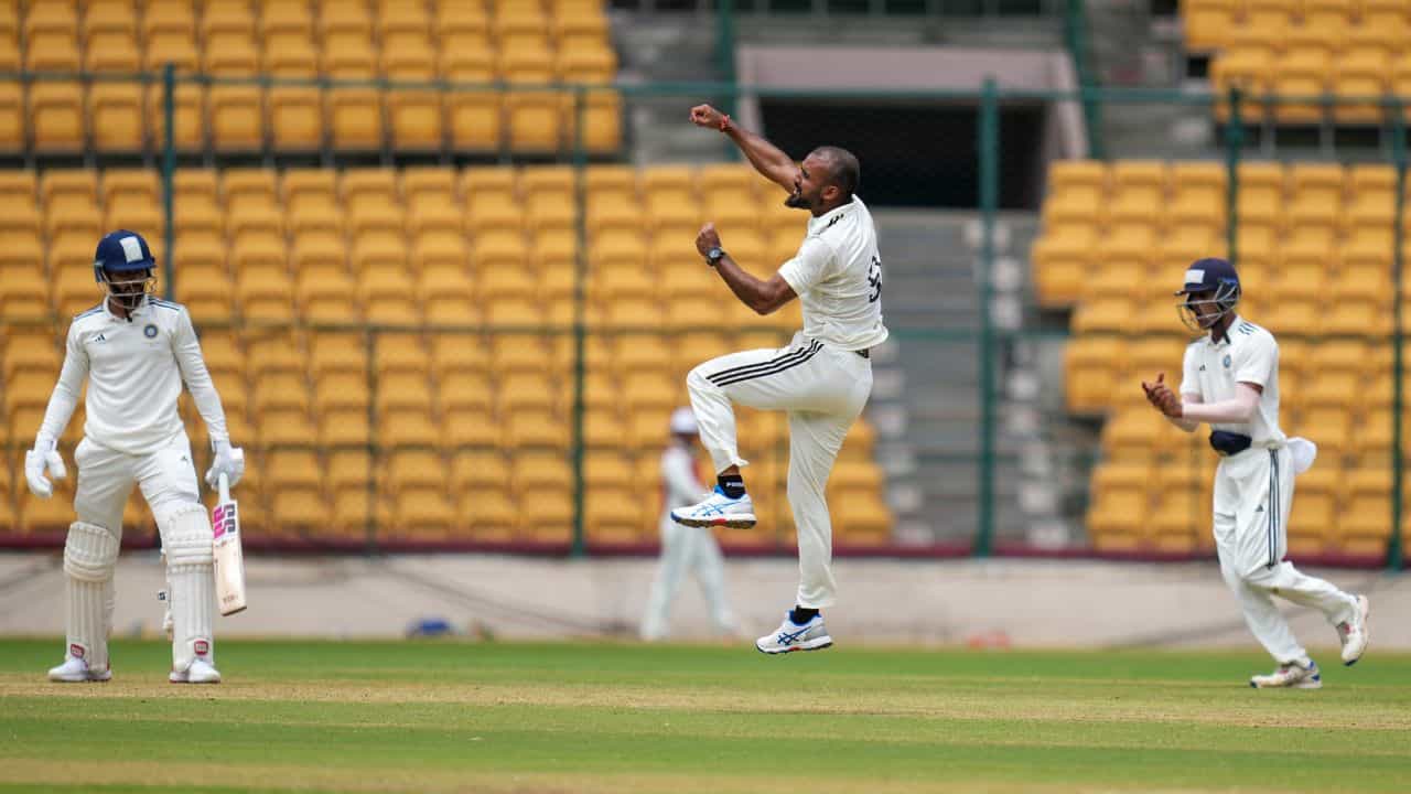 Duleep Trophy 2024: দলীপ ট্রফিতে 'দীপ' জ্বালালেন আকাশ, লড়ছেন অভিষেক Duleep Trophy 2024: দলীপ ট্রফিতে 'দীপ' জ্বালালেন আকাশ, লড়ছেন অভিষেক