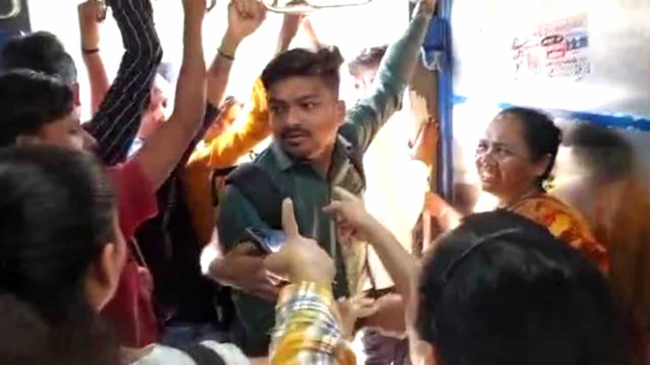 Indian Railway: আরজি করে উত্তাল রাজ্য, এর মধ্যেই ট্রেনের মহিলা কামরায় উঠে গ্রেফতার প্রায় ২ হাজার পুরুষ, ৩ লাখের জরিমানা Indian Railway: আরজি করে উত্তাল রাজ্য, এর মধ্যেই ট্রেনের মহিলা কামরায় উঠে গ্রেফতার প্রায় ২ হাজার পুরুষ, ৩ লাখের জরিমানা