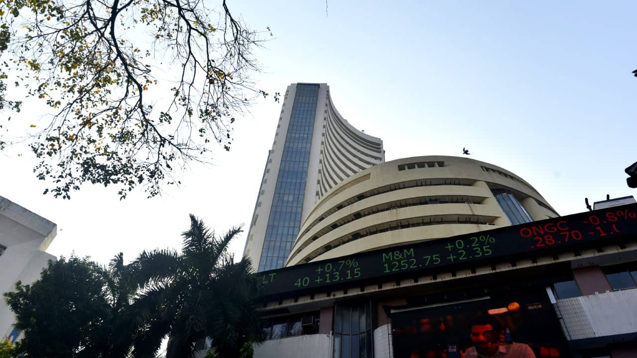 Share Market: রাতারাতি ফুলেফেঁপে উঠল শেয়ার বাজার, রিলায়েন্স থেকে এসবিআই, লাভের নিরিখে শীর্ষে কোন কোন সংস্থা