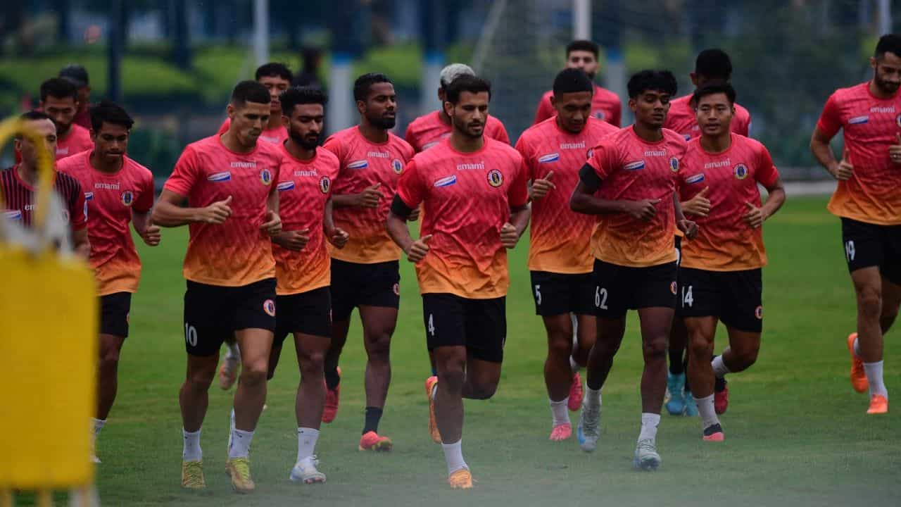 East Bengal: প্রোফাইল হাই, লো-শুরু; দুই স্প্যানিশ কোচের আত্মসম্মানের লড়াই! East Bengal: প্রোফাইল হাই, লো-শুরু; দুই স্প্যানিশ কোচের আত্মসম্মানের লড়াই!