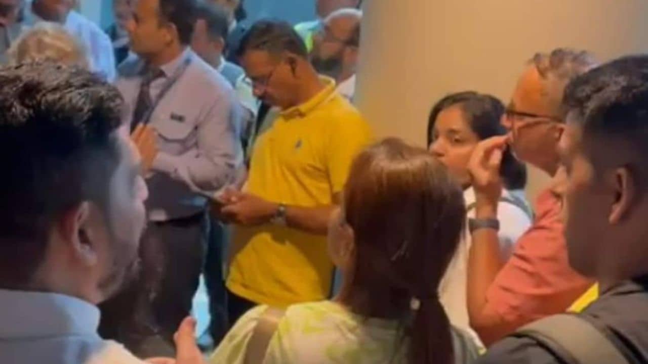 উড়ছে না বিমান, এদিকে নামতেও দেওয়া হচ্ছে না! বন্ধ AC, বিনা খাবার-জলে আতঙ্কের ৫ ঘণ্টা কাটল যাত্রীদের, তুলকালাম তারপর...