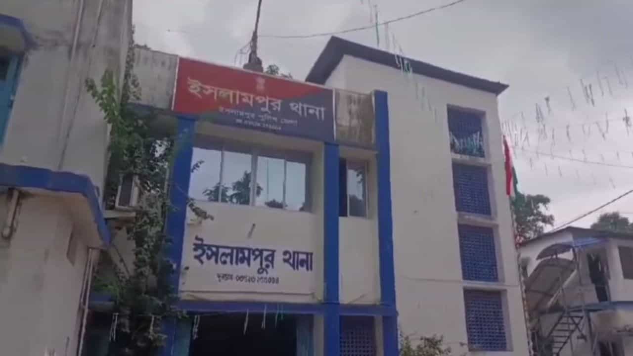 Civic Volunteer: তৃণমূল নেতার ভাইঝিকে শ্লীলতাহানির অভিযোগ, গ্রেফতার সিভিক ভলান্টিয়র Civic Volunteer: তৃণমূল নেতার ভাইঝিকে শ্লীলতাহানির অভিযোগ, গ্রেফতার সিভিক ভলান্টিয়র