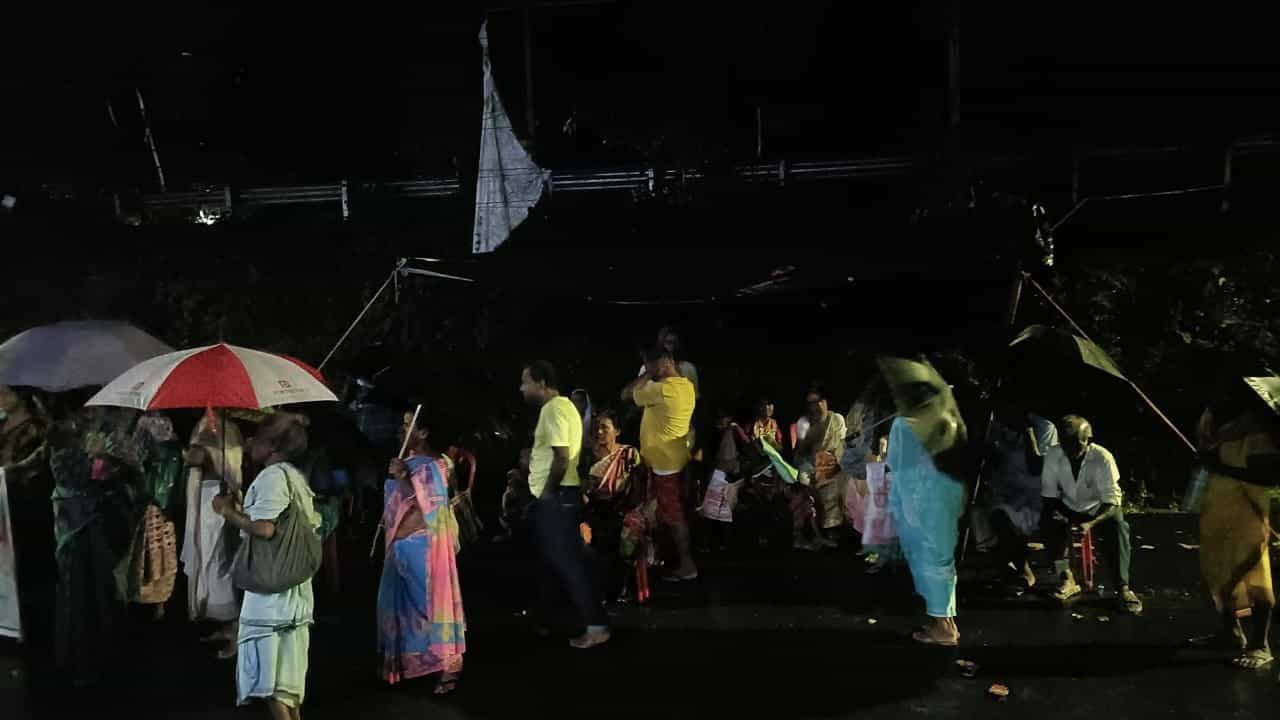 Jalpaiguri: কোথায় ভাতা? বৃষ্টিতে ভিজে ১২ ঘণ্টা ধরে অবস্থানে বৃদ্ধ-বৃদ্ধারা Jalpaiguri: কোথায় ভাতা? বৃষ্টিতে ভিজে ১২ ঘণ্টা ধরে অবস্থানে বৃদ্ধ-বৃদ্ধারা