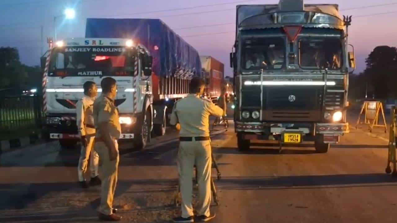 Bengal-Jharkhand Border: উপরতলা থেকে নির্দেশ আসতেই অ্যাকশনে পুলিশ, রাতারাতি সিল ঝাড়খণ্ড বর্ডার, বড় খেসারত দিতে হবে পড়শি রাজ্যকে? Bengal-Jharkhand Border: উপরতলা থেকে নির্দেশ আসতেই অ্যাকশনে পুলিশ, রাতারাতি সিল ঝাড়খণ্ড বর্ডার, বড় খেসারত দিতে হবে পড়শি রাজ্যকে?