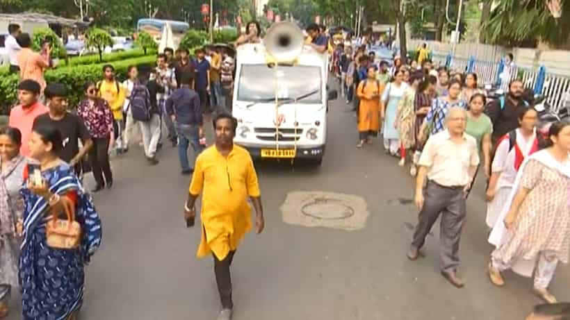 Junior Doctors: সিজিও ‘অভিযানে’ জুনিয়র ডাক্তারেরা, বাইপাসে বিশাল মশাল মিছিল নাগরিক সমাজের